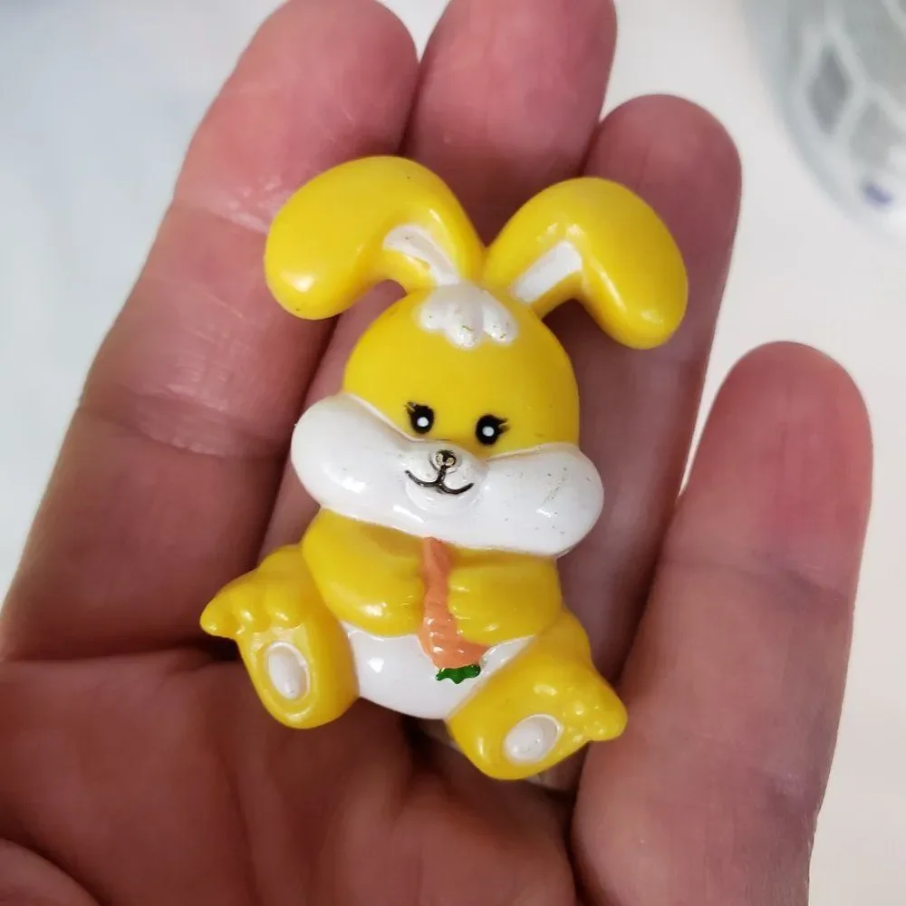 Kitschy Vintage Yellow Bunny & Carrot Pinback Perfect Easter Pop
